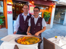 Serveurs du restaurant Alla Conchiglia à Venise en Italie. Ils