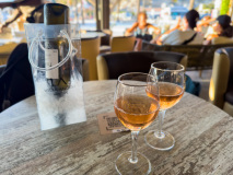 Deux verres de vin rosé sur une table d'un bar dans le port de