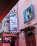 Jeune homme regardant la télé d'un restaurant terrasse, Ajacci