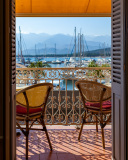 Vue sur la marina de Calvi depuis l'intérieur d'un restaurant. Calvi, Corse, France.