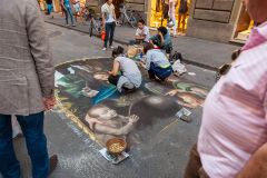 Deux jeunes femmes peignant une fresque dans une rue de Florence