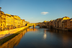 Le Ponte Vecchio vu de loin sur les berges du Amo en fin d'aprè