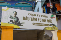 Affiche à l\'entrée de la boutique de Mme Phan Thi Thuan, maitr