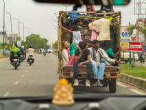 Des citoyens indiens voyageant à l\'arrière d\'un camion sur une