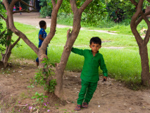 Deux jeunes enfants indiens autour des arbres. Lucknow, Uttar Pr