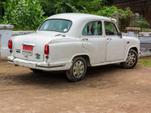 Une Ambassador blanche, voiture indienne. Lucknow, Uttar Pradesh