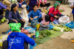 Femmes vietnamiennes qui mettent en vente le produit de leurs r