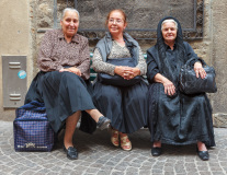 Une vieille dame et ses deux filles attendent l'autobus à Orvie
