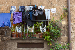 Balcon d'une maison d'Orvieto où sont suspendus vêtements et b