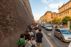 Foule attendant d'entrée au musée du Vatican