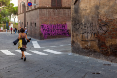 Jeune femme marchant au retour de magasinage à Sienne, Siena SI