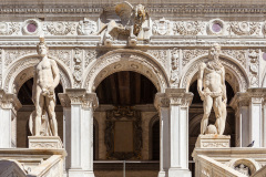 Sculptures ornant un Palais de Venise.