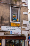 Donald Duck assis dans une fenêtre d'une maison vénitienne pr