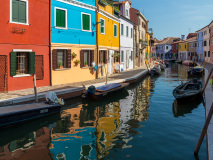 Maisons colorées de Burano en Italie le long d'un canal où son