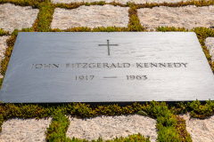 Plaque commémorative sur la tombe de John Fitzgerald Kennedy